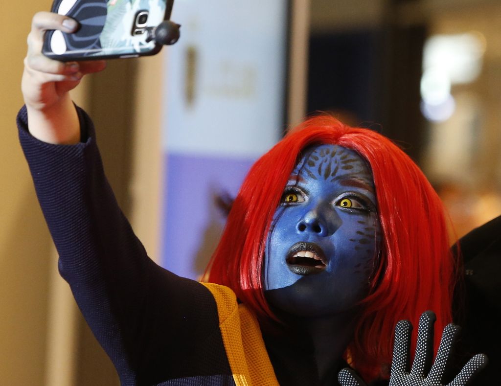 Utkledd kvinne tar selfie. Bilde.