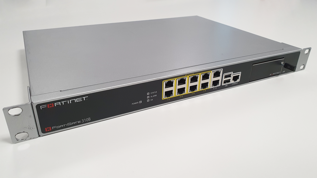 2U-rack-kabinett, en grå og lav boks, med ti nettverkskontakter, to USB-porter og en konsoll-port. Merket er Fortinet. Foto.