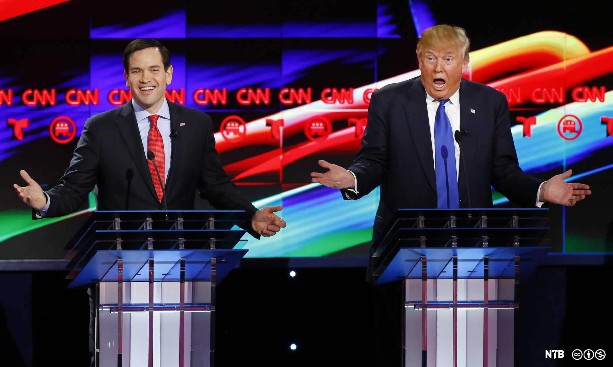 To menn med følelsesladde ansiktsuttrykk debatterer på TV med CNN-logoer i bakgrunnen. Foto.