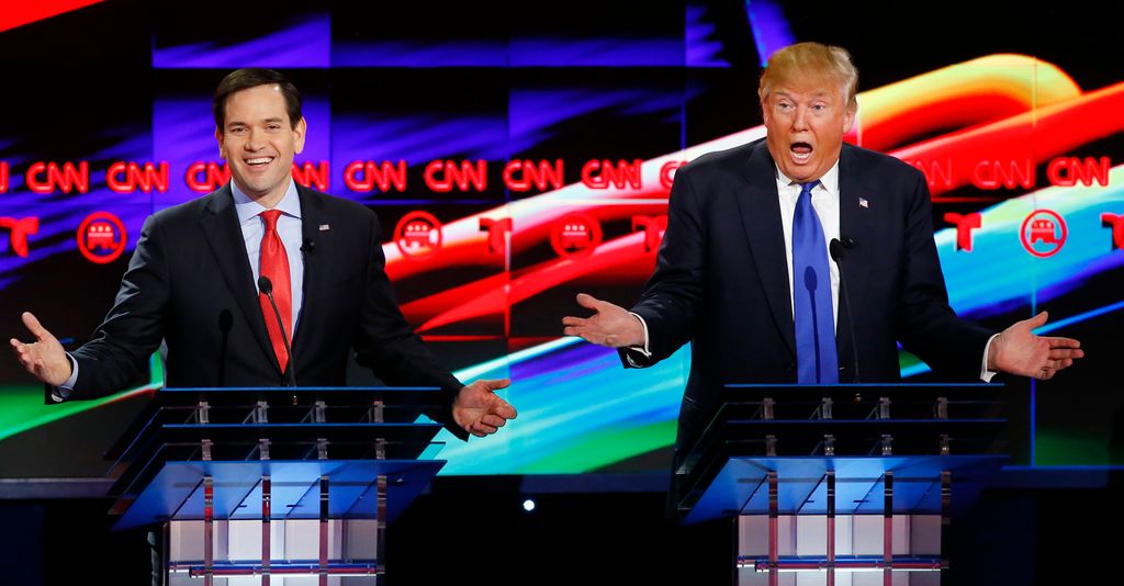 To menn med følelsesladde ansiktsuttrykk debatterer på TV med CNN-logoer i bakgrunnen. Foto.