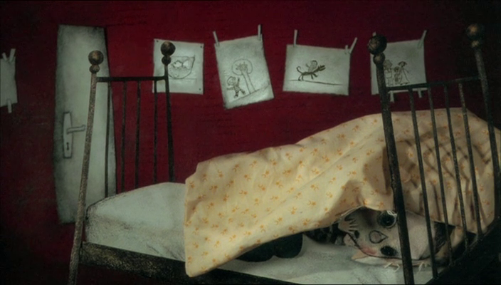 Liten gutt ligger i senga og gjemmer seg under dyna. På veggen bak ham er det hengt opp barnetegninger. Illustrasjon.