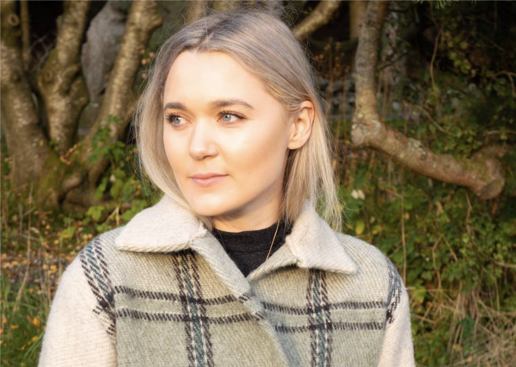 Ingrid Bergtun har på seg en jakke som hun har sydd om fra et teppe. Foto.