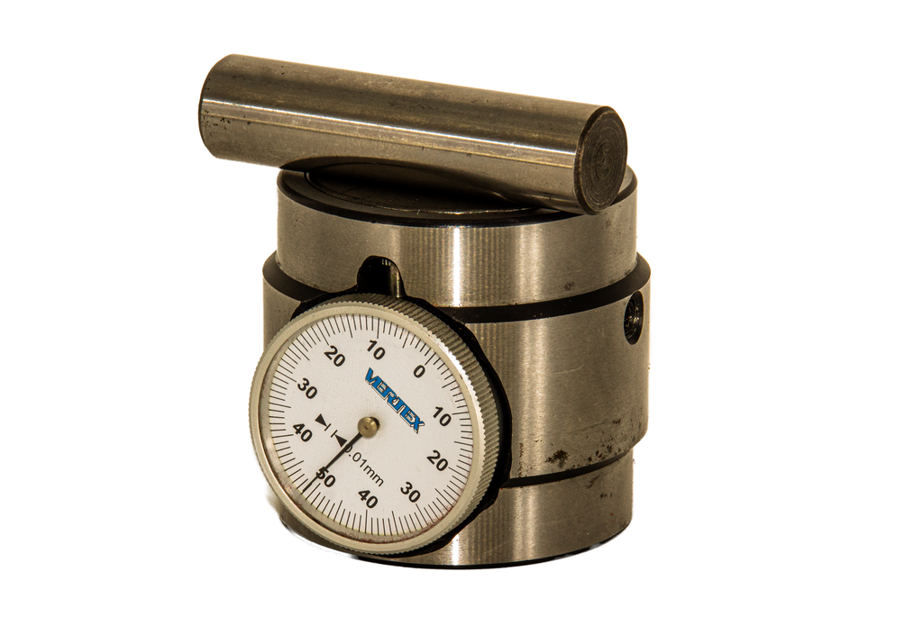 Måleur montert i en sylindrisk metallkonstruksjon med en aksling på toppen. Foto.