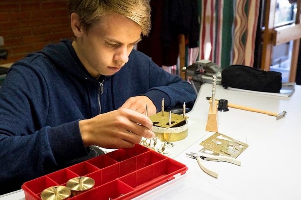Fotografi av en elev som arbeider med et ur.