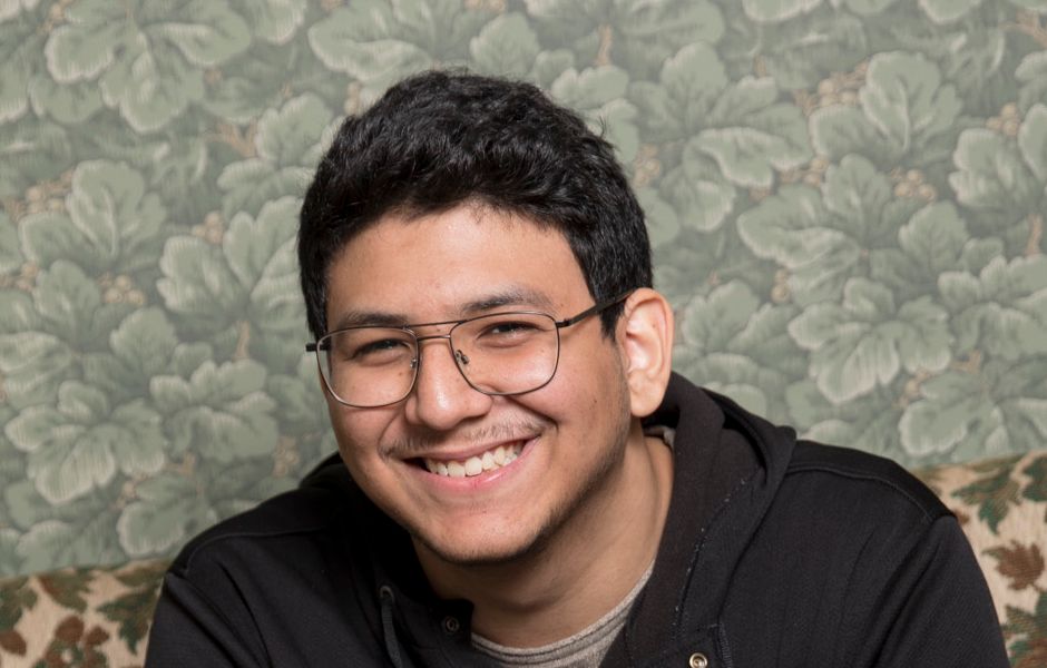 En ung mann smiler til kameraet. Foto.