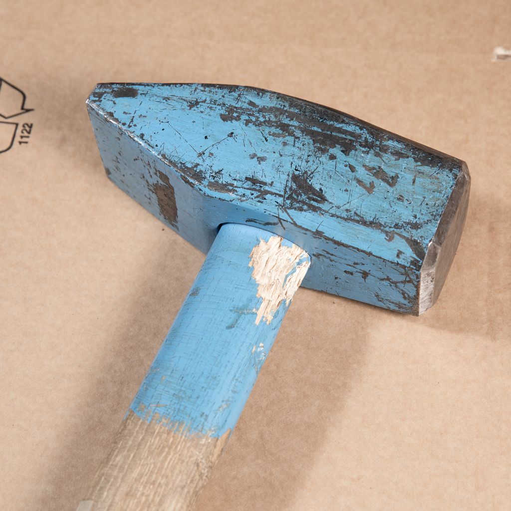 Sleggje med blått sleggjehovud. Foto.