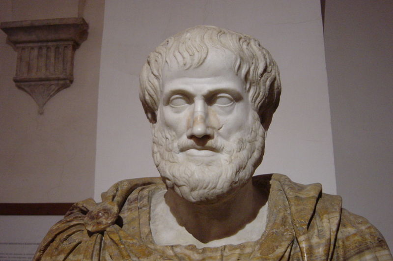 Byste av Aristoteles: Hvit byste av mann med skjegg. Foto.
