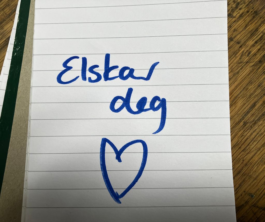 "Elskar deg!" skrive på ein papirbit. Under dette er eit hjarte teikna med same tusj. Foto.