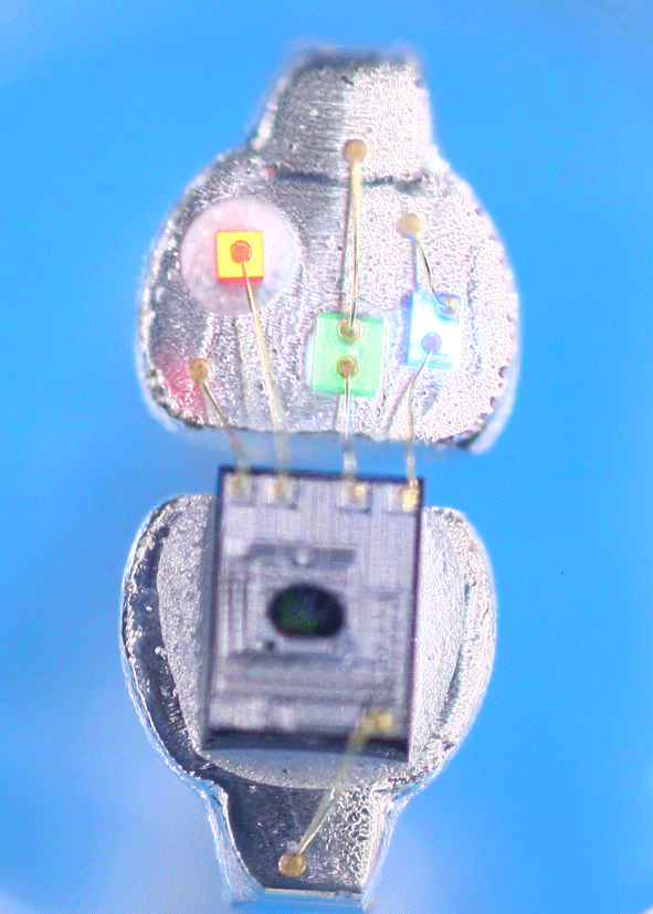 RGB-diode som veksler mellom fargene rød, grønn og blå. Animasjon.