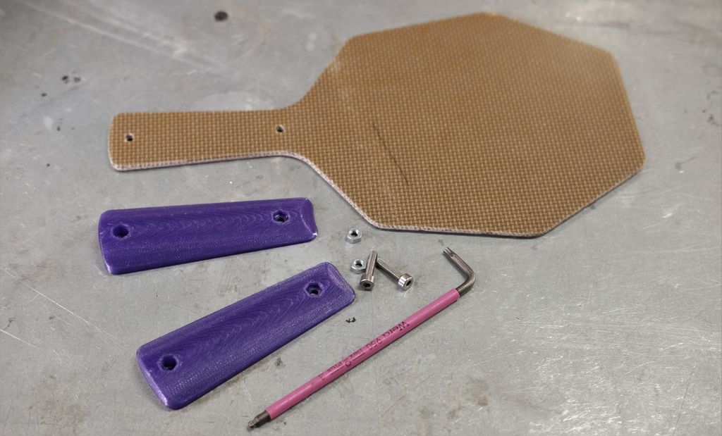 Rekkertflate, handtak i to deler, skruar og unbrakonøkkel. Foto.