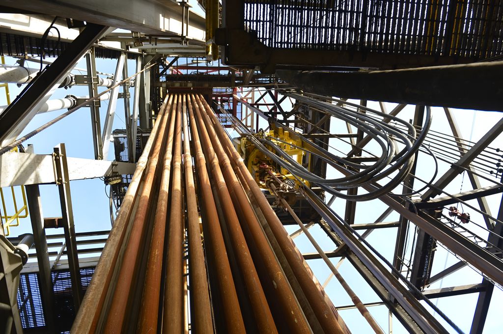 Borerør som står lagret inne i et avgrenset område på boredekket. Foto.