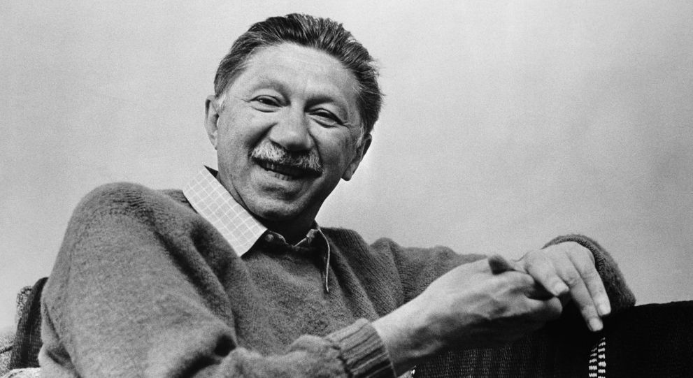 Portrett av Abraham Maslow. Svart/hvitt-foto.