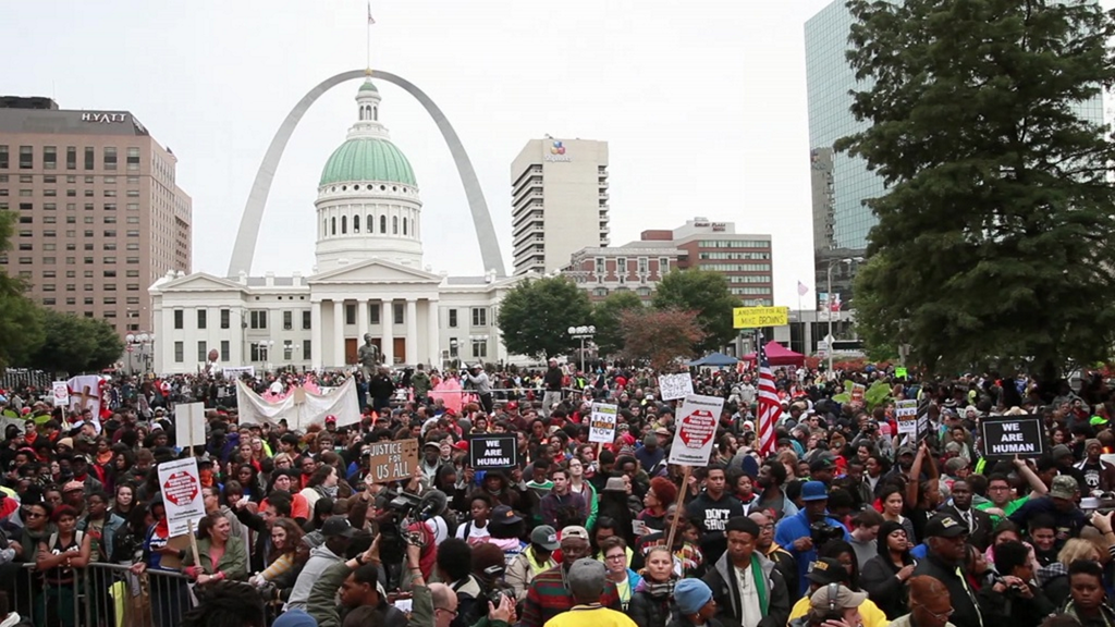 Stor menneskemengde demonstrerer i USA med plakater "Justice for all". Foto. 
