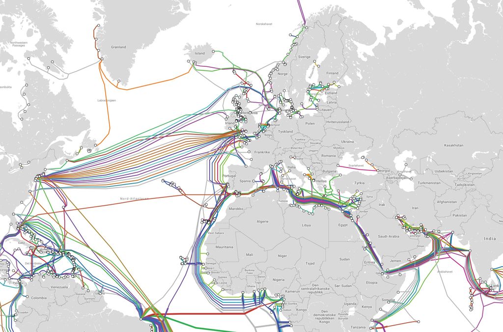 Kart over Europa og delar av India, Afrika og Amerika. Strekar mellom landa viser kor det ligg sjøkablar. Illustrasjon.