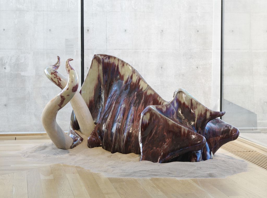 Keramikkskulptur med organiske former som minner om horn og kroppsdeler fra en okse. Foto.