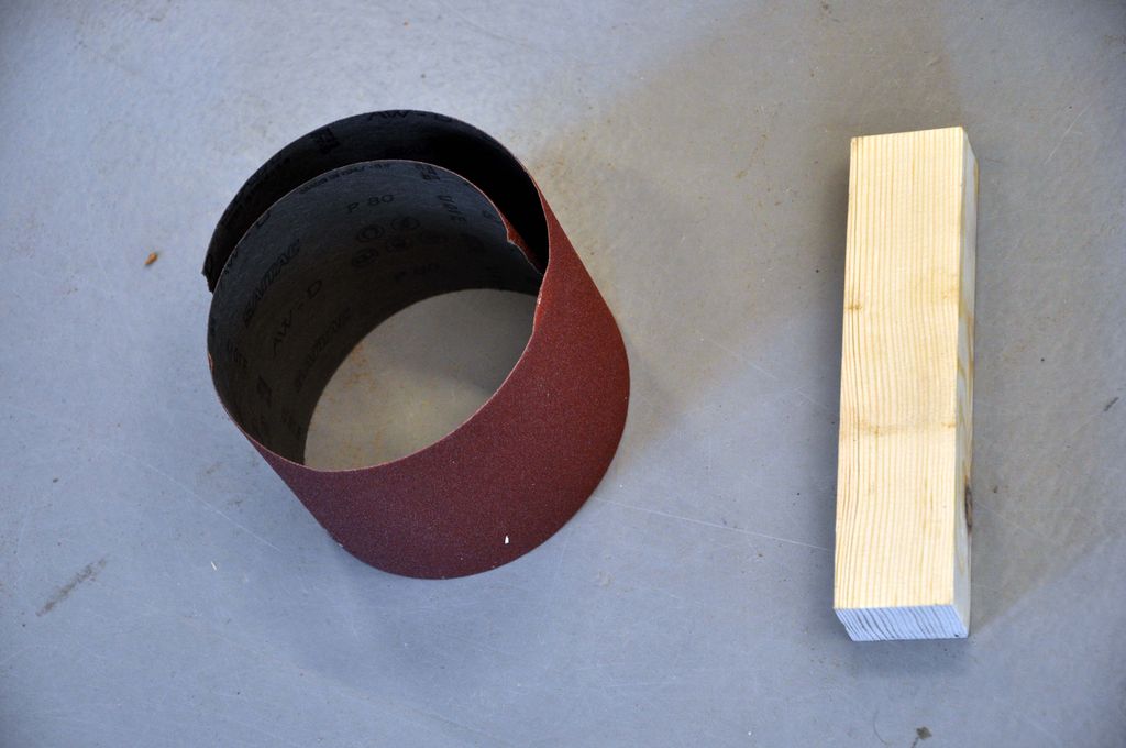 Smergelpapir og kloss. Foto.