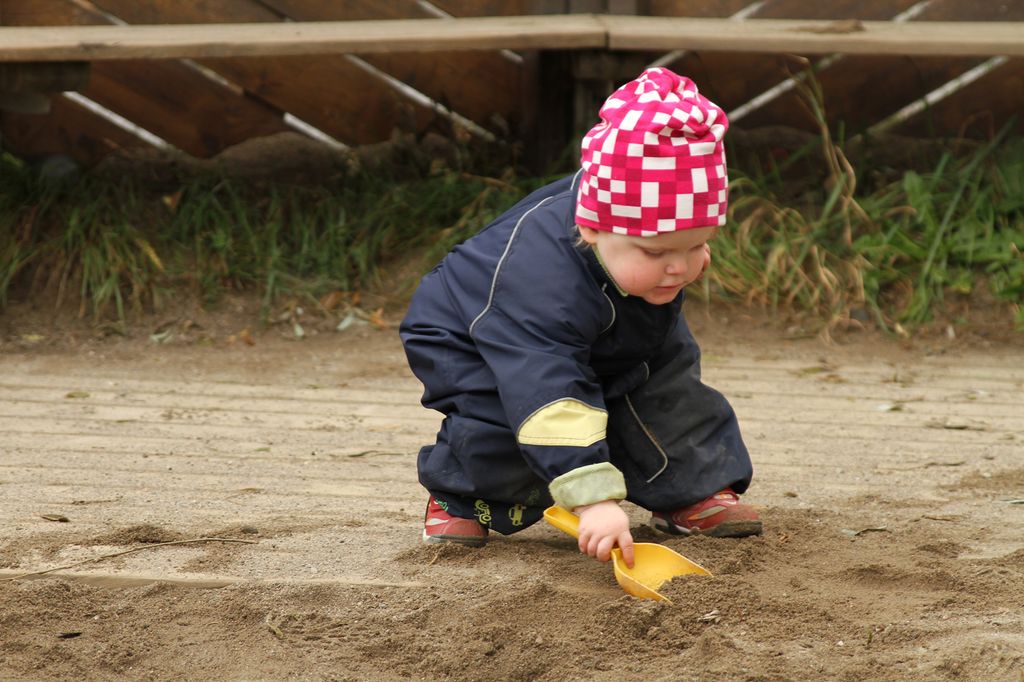 Barn i sandkassen. Foto.
