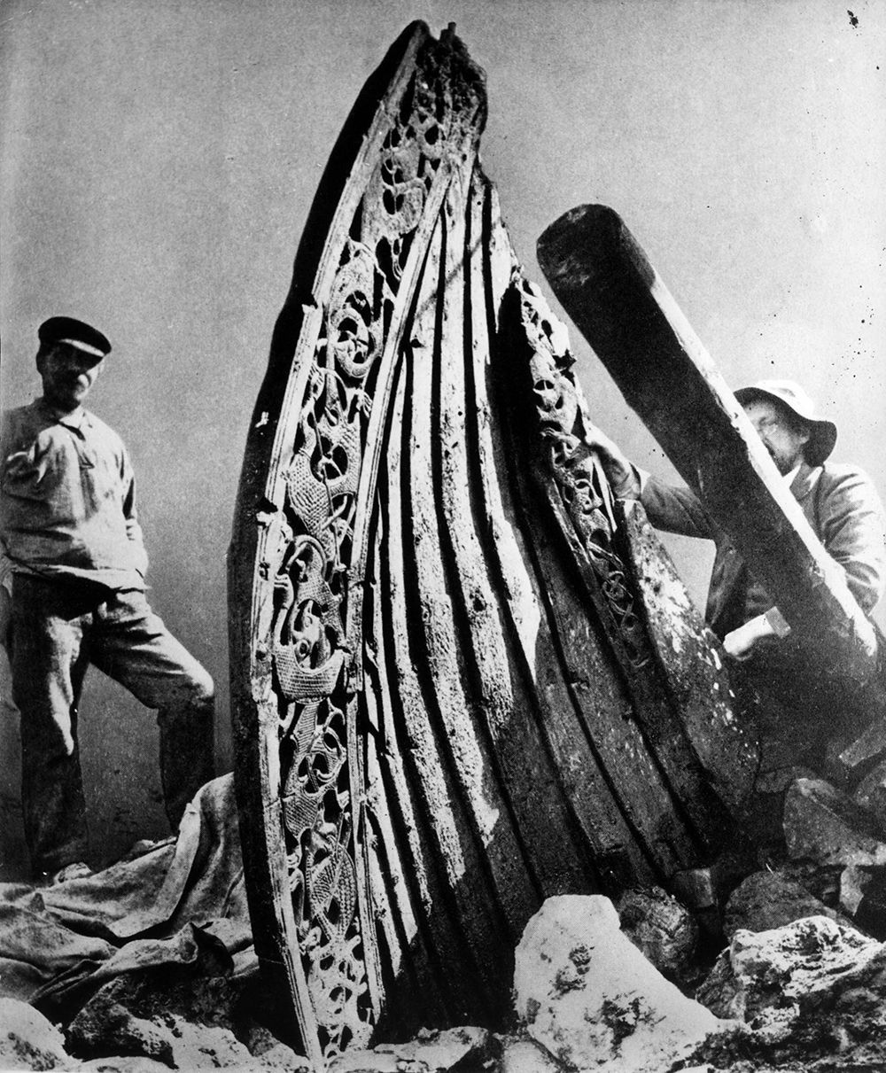 Utgraving av et dekorert vikingskip. Foto.