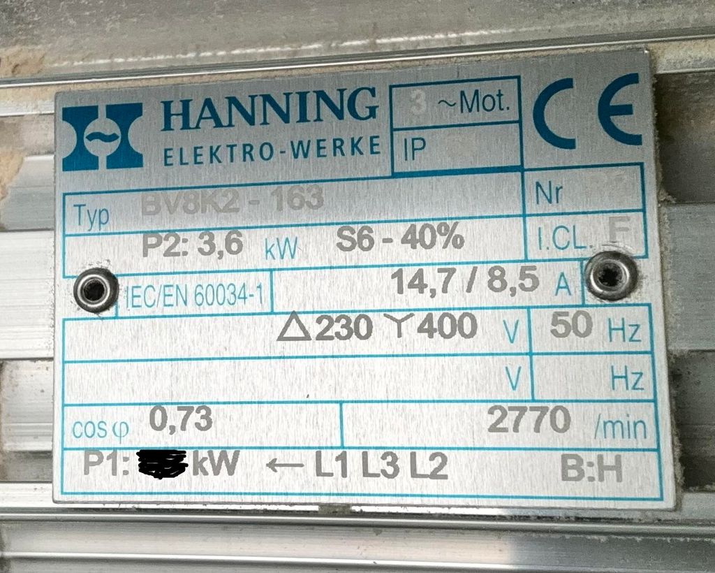 På merkeskiltet til en elmotor står det blant annet 3 tilde Mot punktum, P 2 kolon 3,6 kW, 14,7 skråstrek 8,5 A, 230 skråstrek 400 V, cos fi 0,73. Foto.