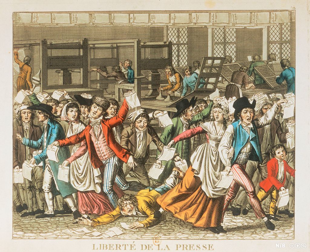 Illustrasjon av ei folkemengde som består av engasjerte menn og kvinner i 1700-talsklede. Dei har løpesetlar og aviser i hendene, og i bakgrunnen arbeider folk med å trykkje opp dokument.