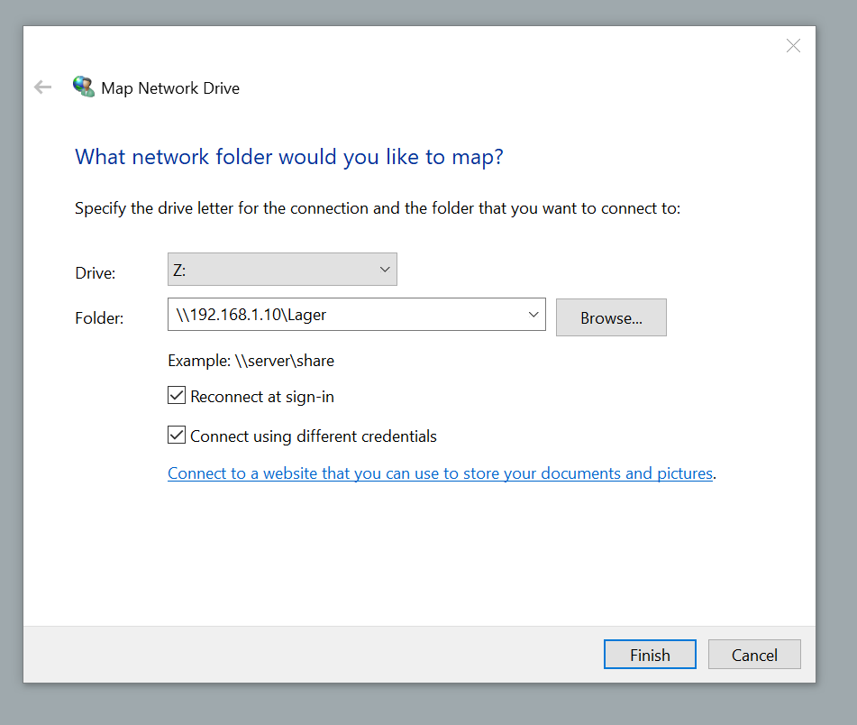 Utklipp fra konfigurering, viser nedtrekksliste over stasjonsnavn, serverplassering og noen avkryssningsvalg. Skjermbilde.