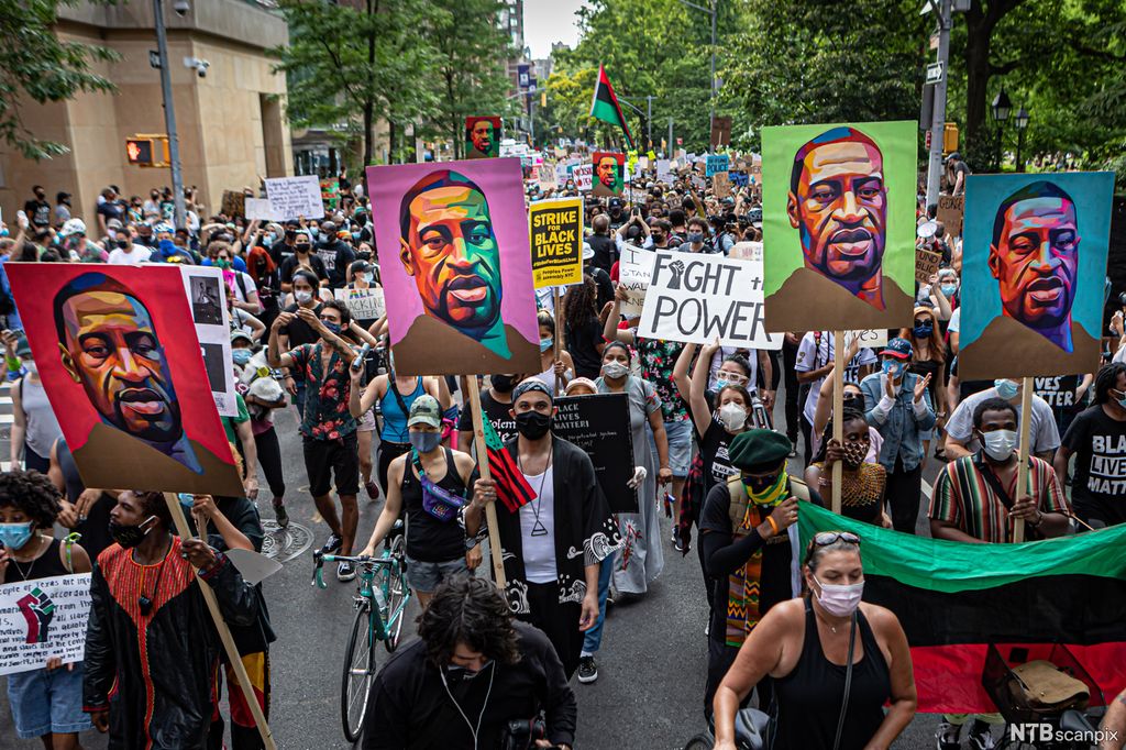 Demonstrasjoner i New York etter George Floyds død. Demonstrantene holder plakater med slagord og portretter av George Floyd. Foto.