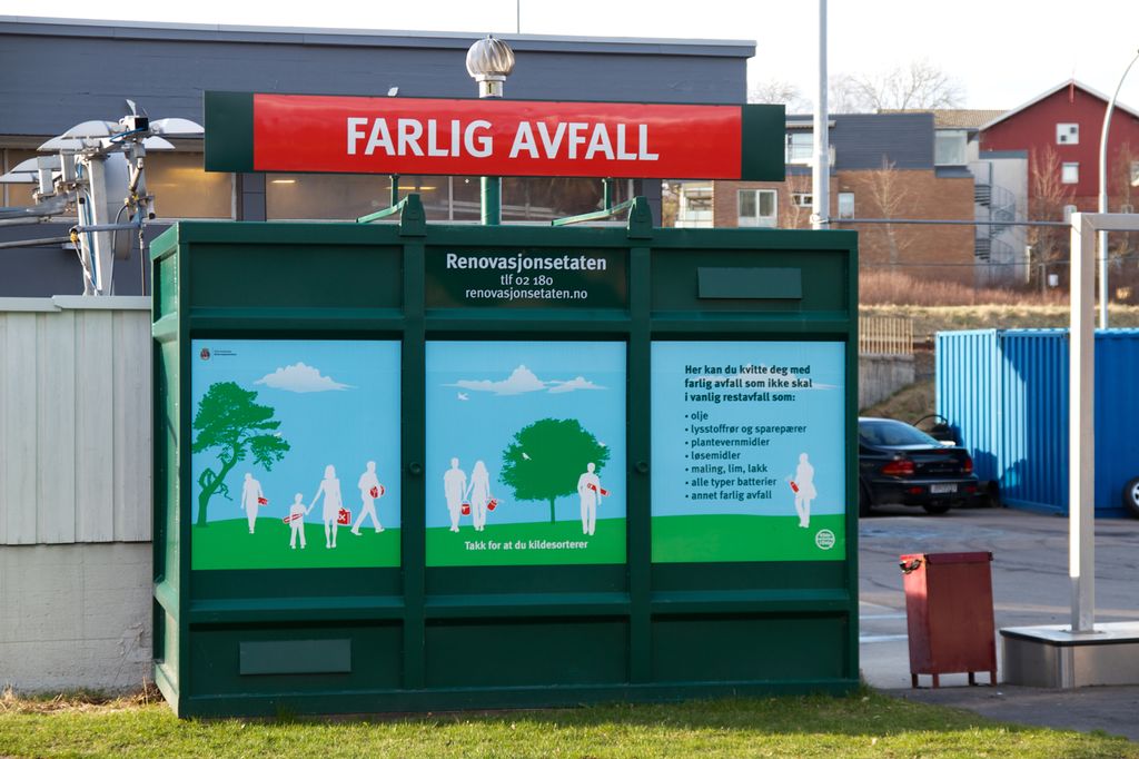 Miljøstasjon for farlig avfall plassert ved et fabrikklokale. Foto.