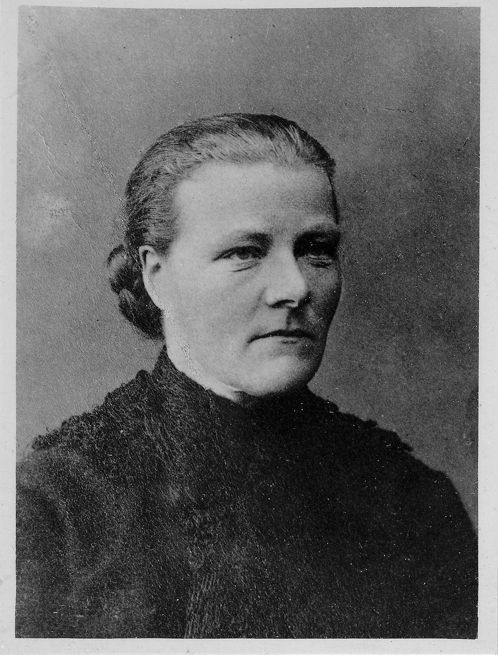 Portrett av ei kvinne. Svart-kvitt-foto.