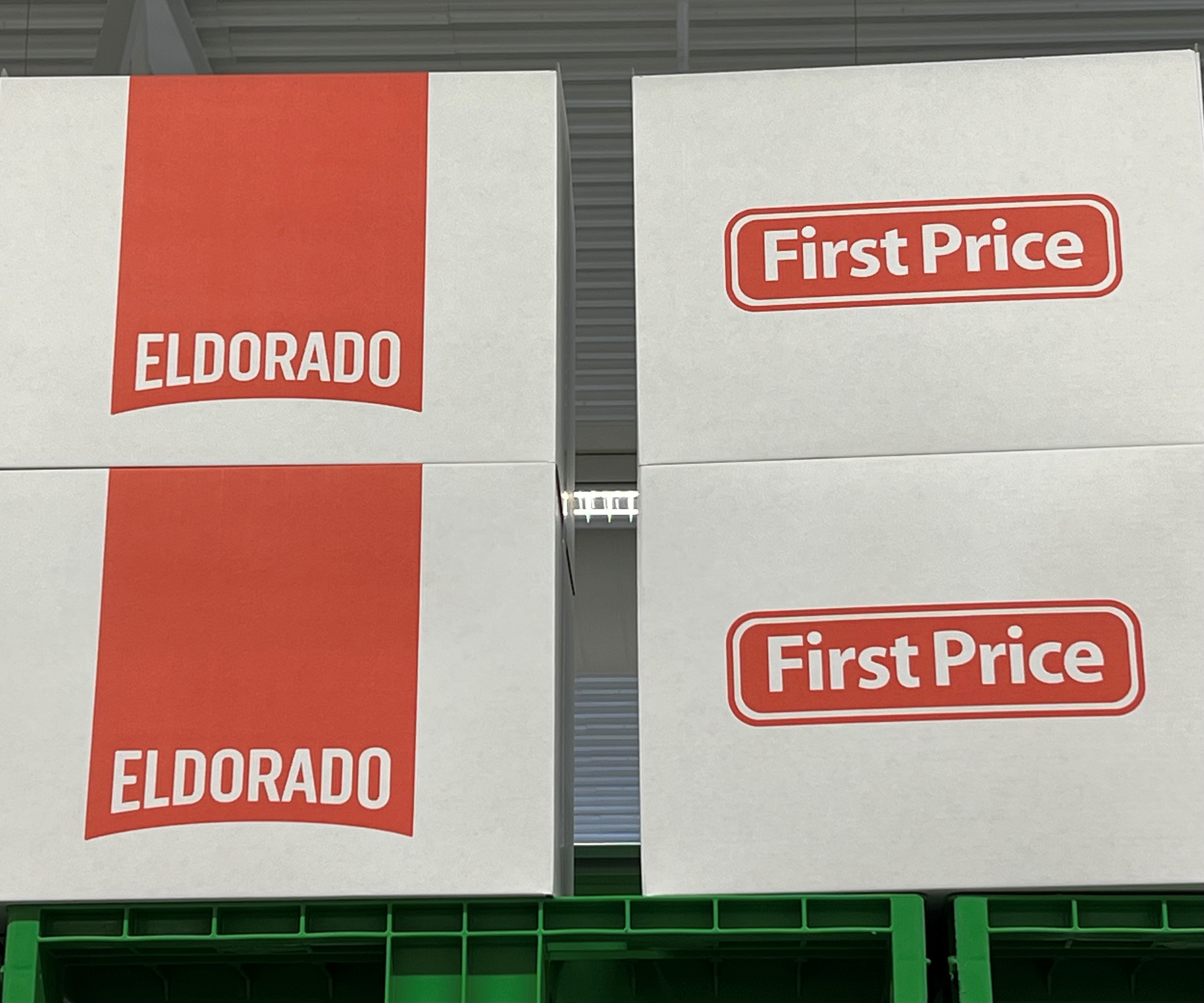 Hvite esker med logoen til First Price og Eldorado. Foto. 