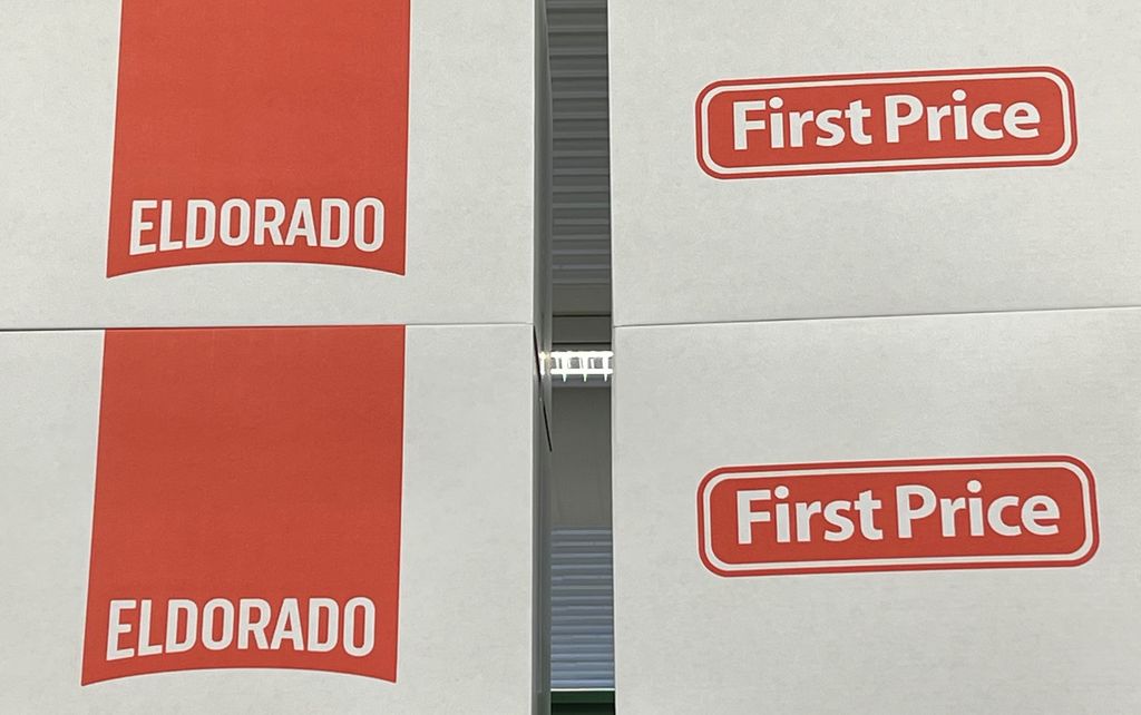 Hvite esker med logoen til First Price og Eldorado. Foto.