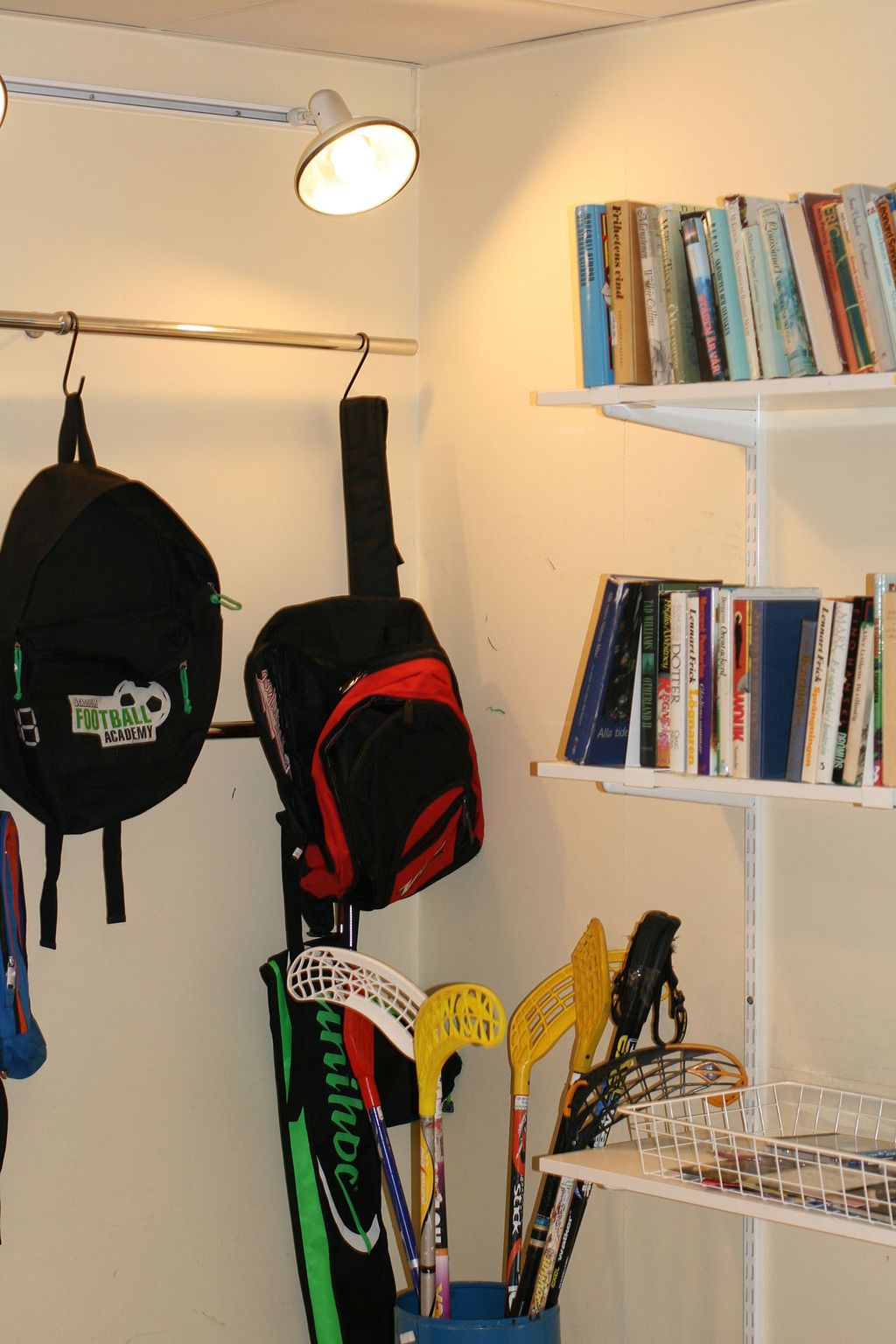 På bilde ser du sekker, sportsutstyr og bøker som står samlet i et rom. Bilde.