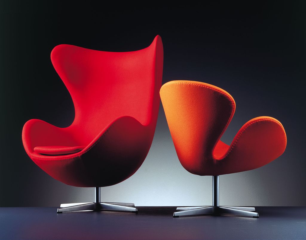 To røde stoler uten rette linjer. Foto.