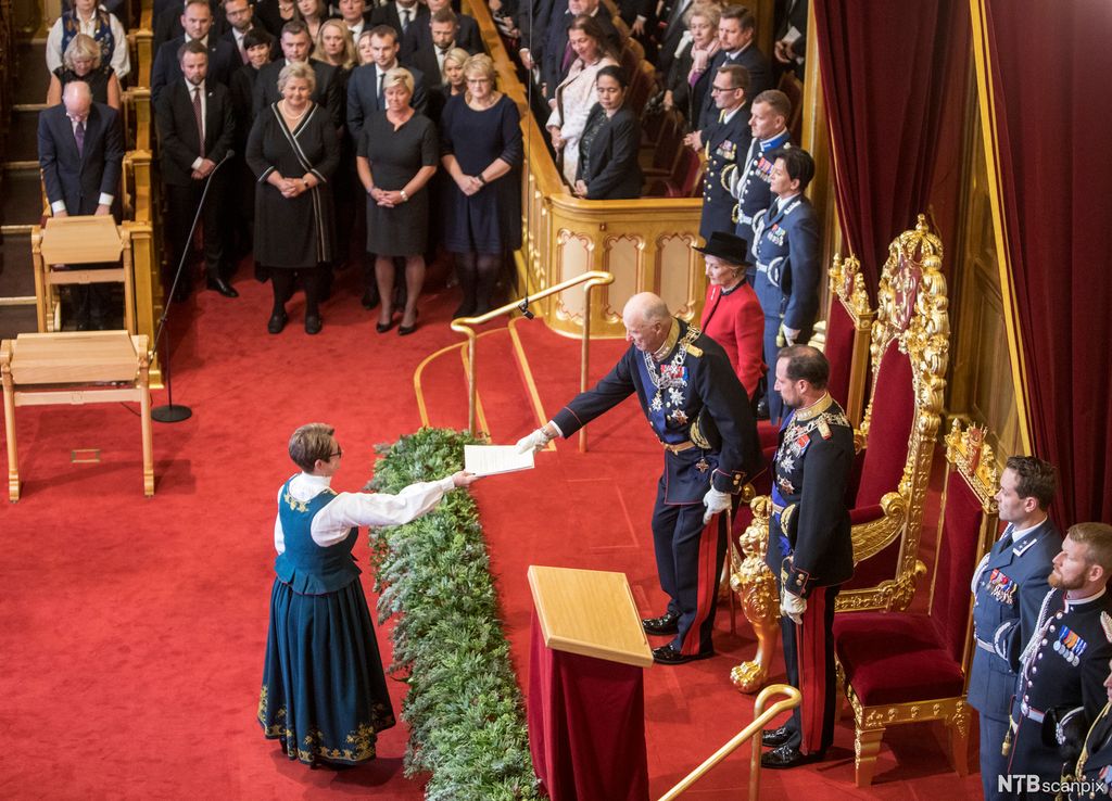 Kongen overrekker en tale til stortingspresidenten under åpningen av Stortinget. Foto.