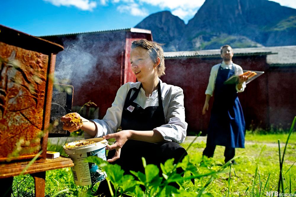 Kokker som røyker mat utendørs. Foto.