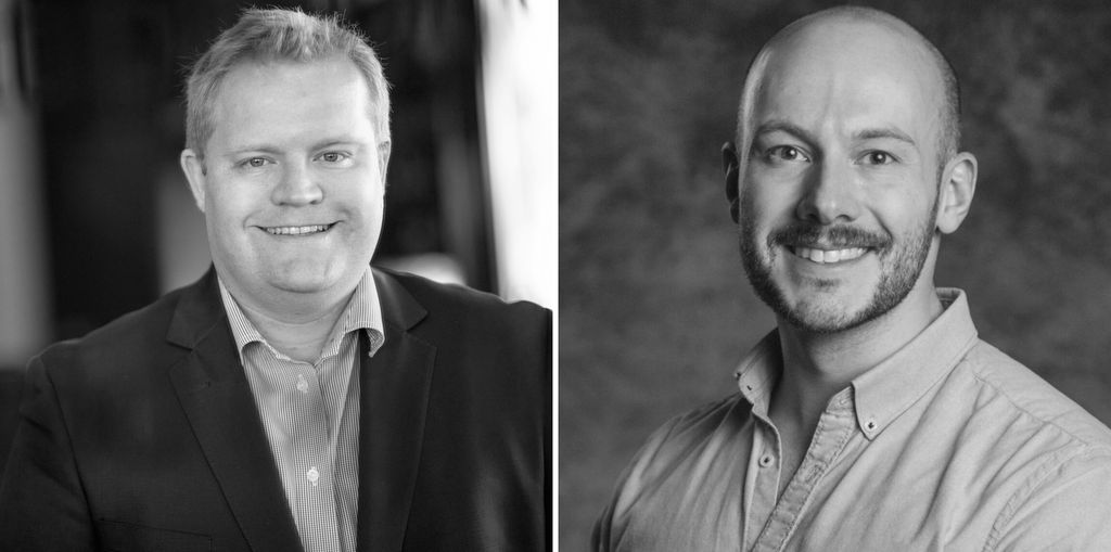 Portrettkollasj av to menn som ser rett i kamera. Sort/hvitt-foto.