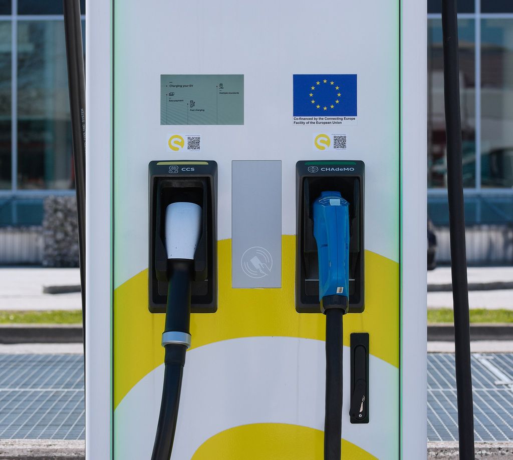 Ladestasjon for elbil med to ulike tilkoblinger: CCS og CHAdeMO. Foto.