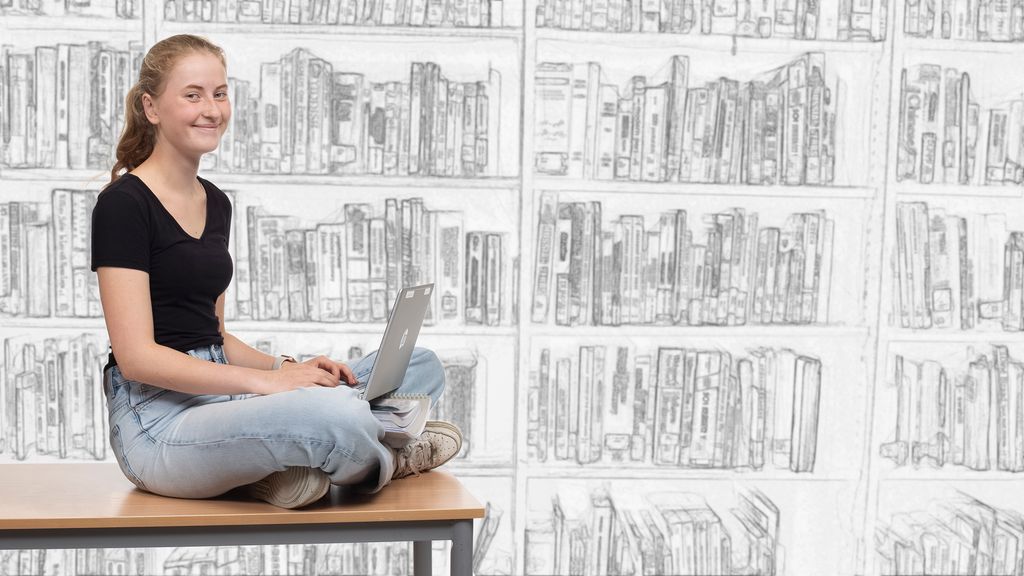 Elev sitter med en pc i fanget. I bakgrunnen er det tegnet mange bokhyller med bøker. Foto.