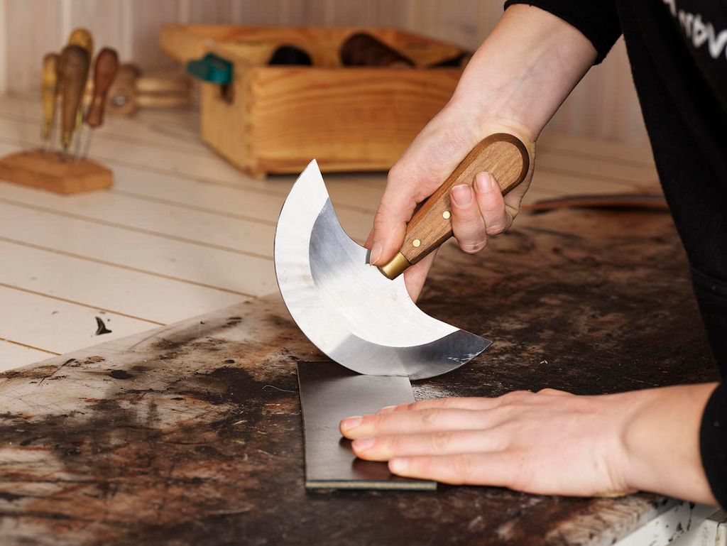 Salmaker skjærer til skinn. Foto.