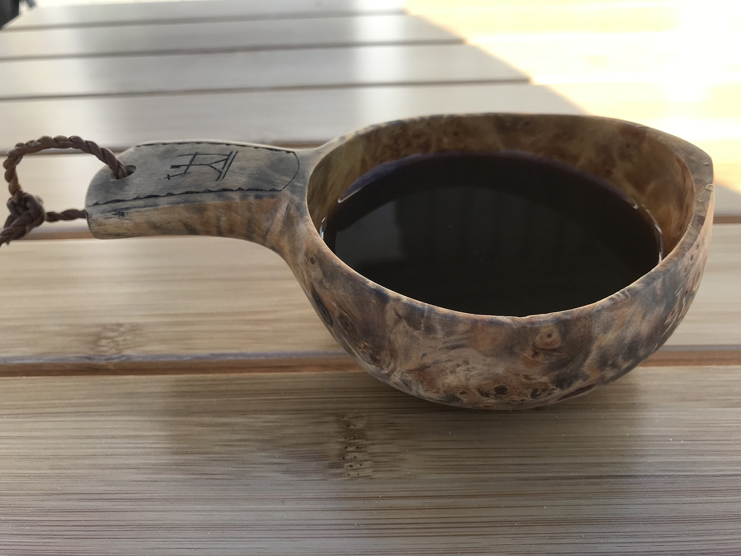 Fotografi av trekopp med kaffe.