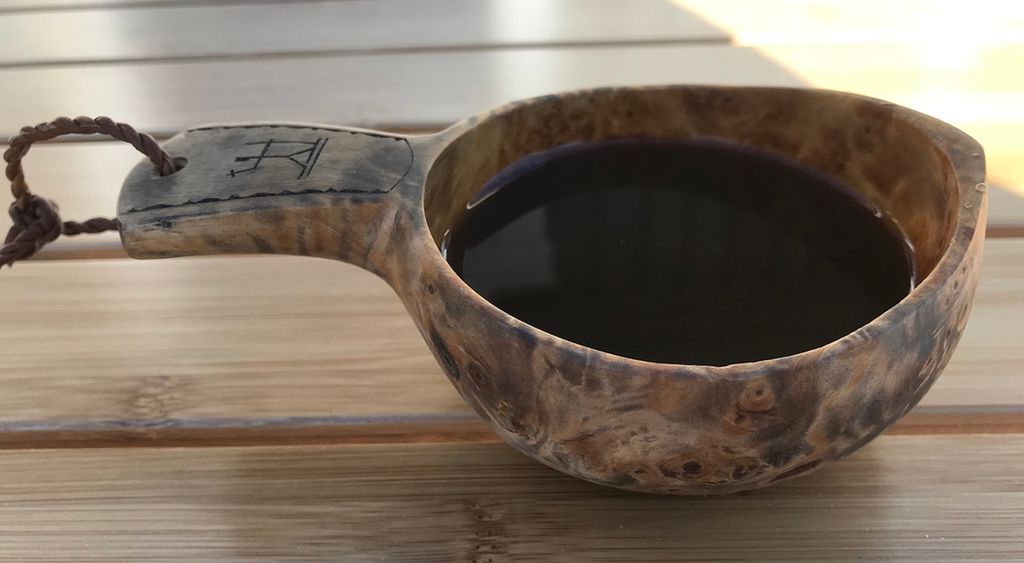 Fotografi av trekopp med kaffe.