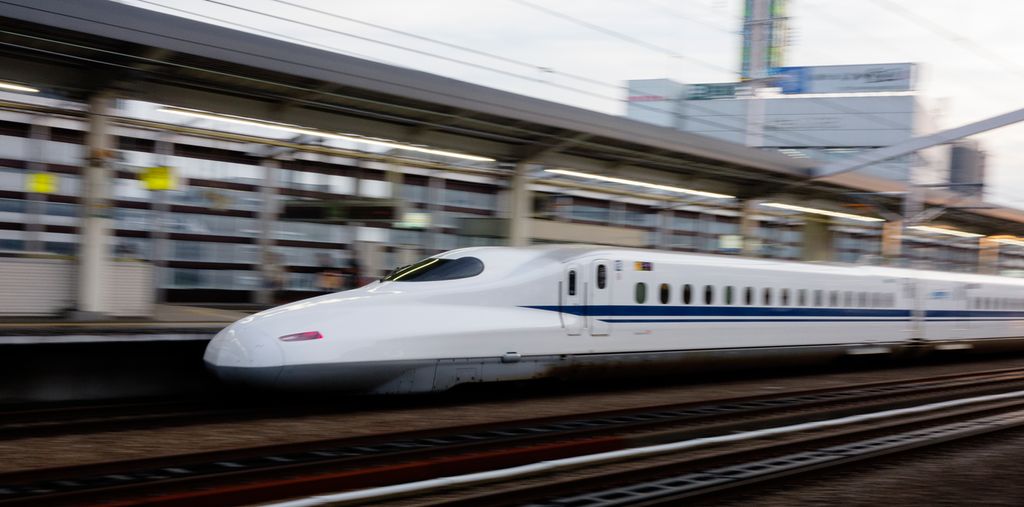Japansk lyntog i fart med uskarp bakgrunn. Foto.