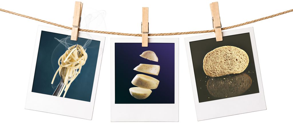 Tre polaroidbilete heng på ein tørke snor. Polaroidbileta viser bilete av pasta, potet og brød. Foto.
