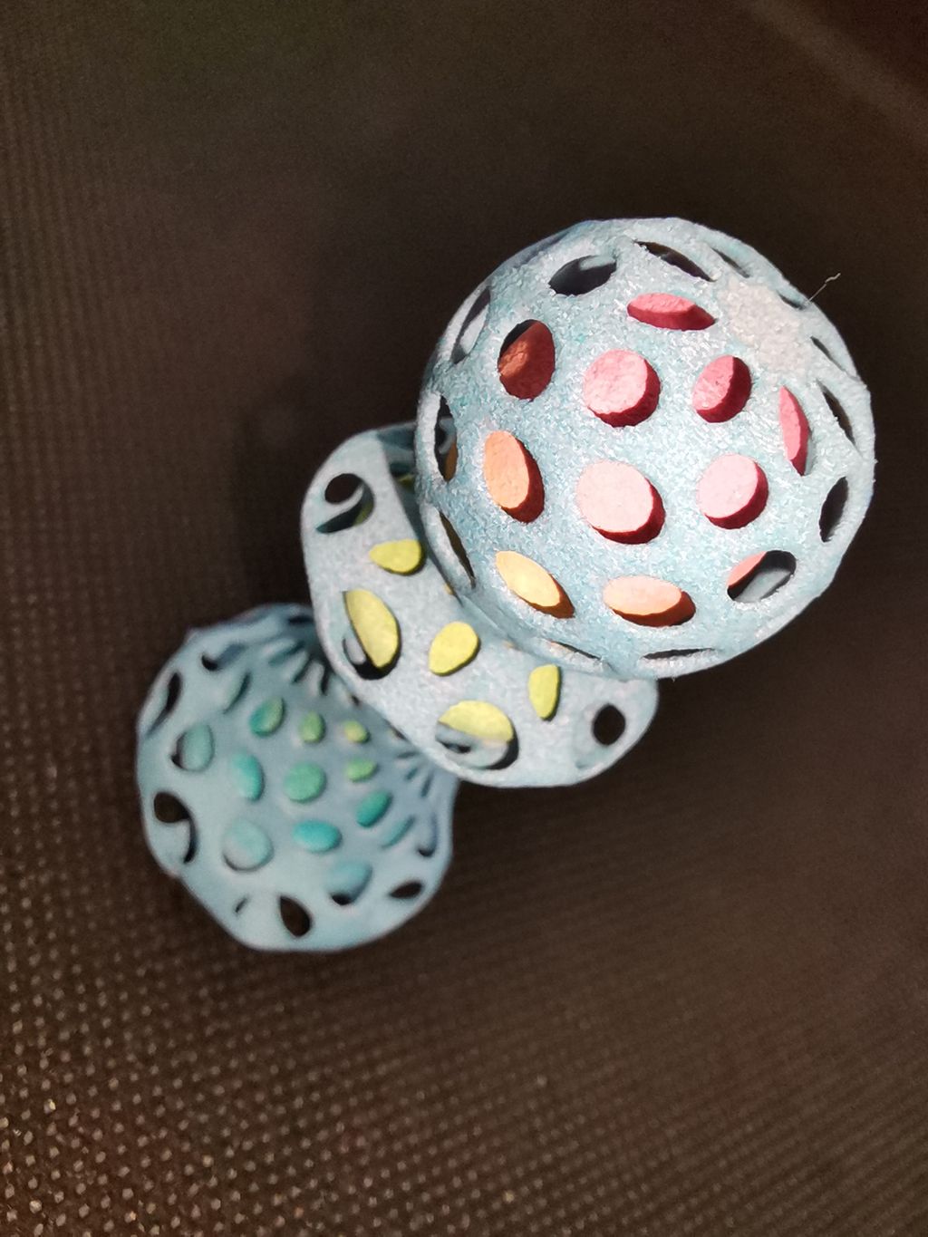 3D-printa modell av tre kuler i ulike farger som står oppå hverandre. Figuren skal illustrere en sjakkbonde. Foto.