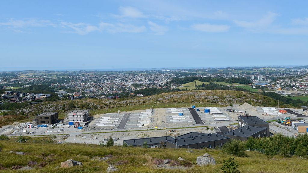 Et planert område med byggeaktivitet der nye hus skal bygges. Naturområder med trær og berg rundt. Foto.