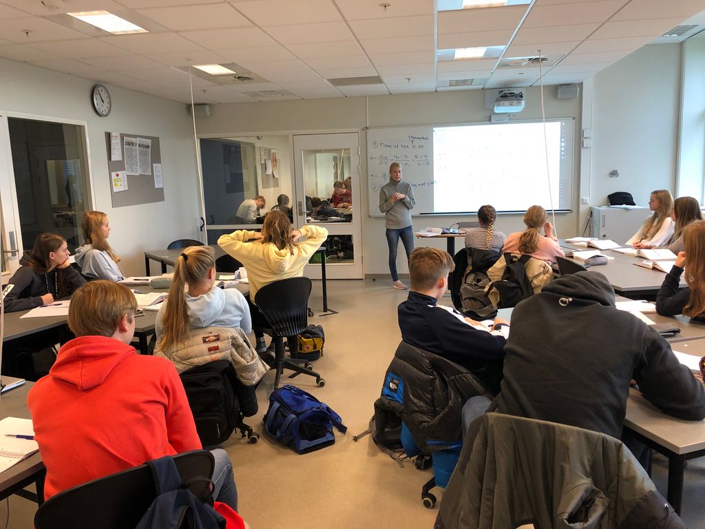 Lærer underviser i et klasserom. Foto.