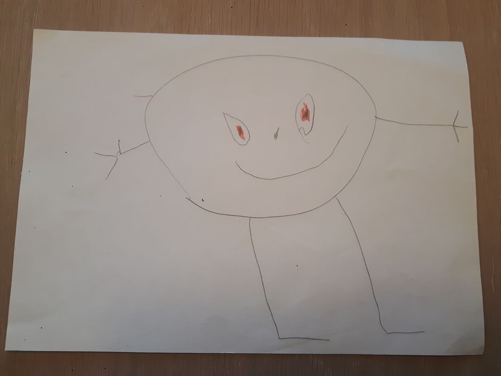 Barnetegning av en "hodefoting". En stor sirkel med smilefjes, korte armer med tre fingre og bein ut fra hodet. Øynene er røde i midten, ellers er det ingen farger. Foto. 