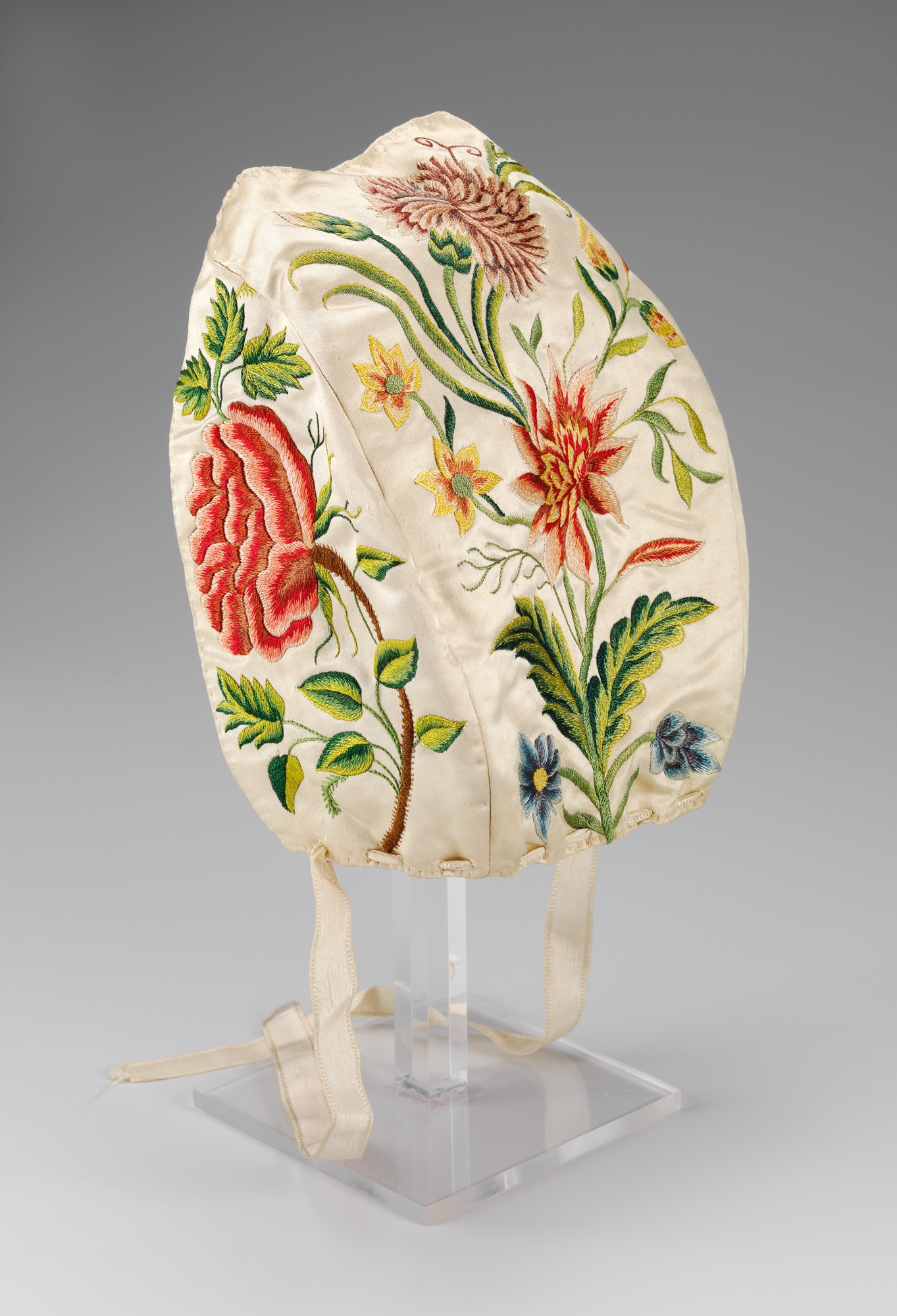 Hette med broderte blomster. Foto.