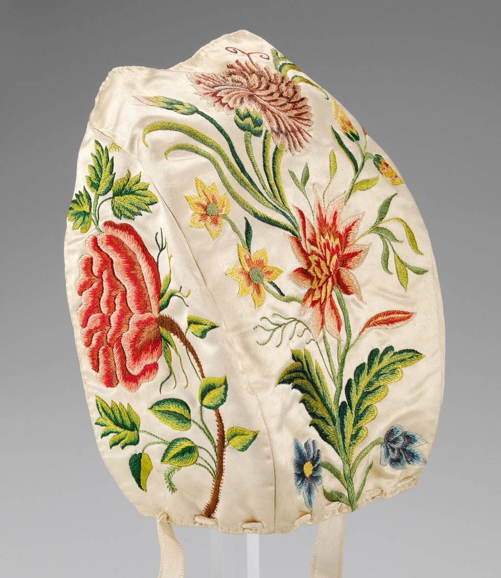 Hette med broderte blomster. Foto.