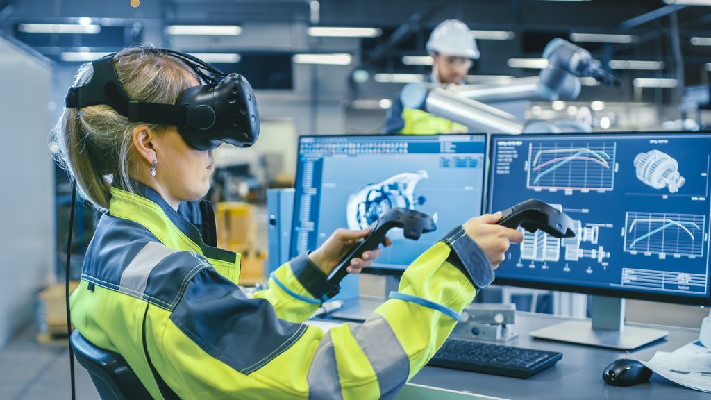 Kvinnelig ingeniør med VR-hodesett og to kontrollere. Hun bruker VR-teknologi for prototyping i CAD-programvare. Foto.