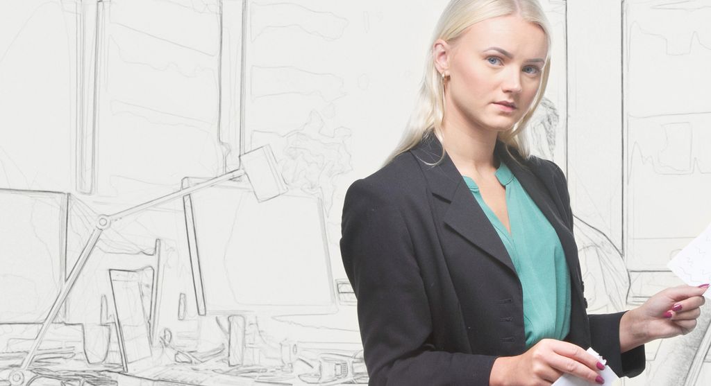 Ung dame har åpnet et brev og ser alvorlig inn i kamera. Foto.